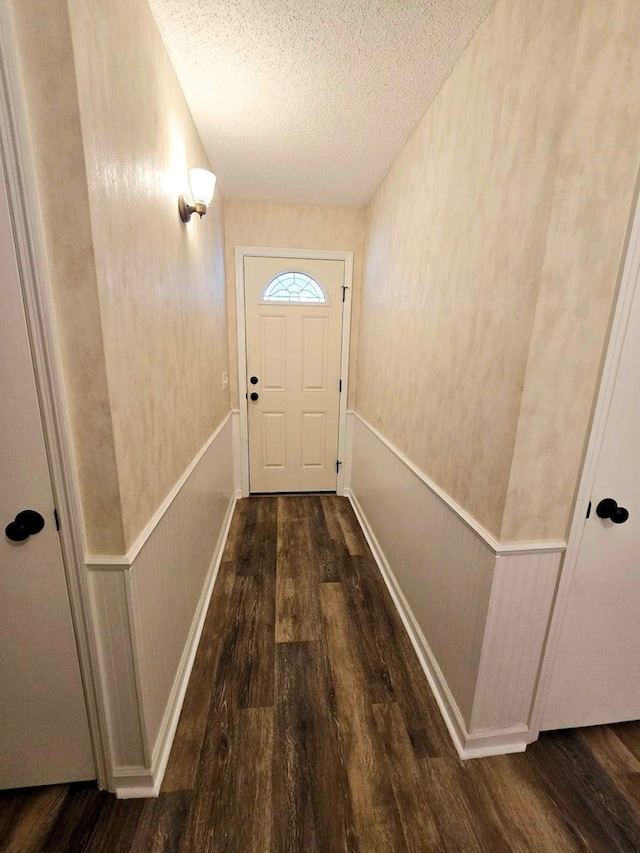653 Honeysuckle Hills Rd, Ozark, AL 36360 - entryway featuring wood finished floors, a textured ceiling, and a wainscoted wall