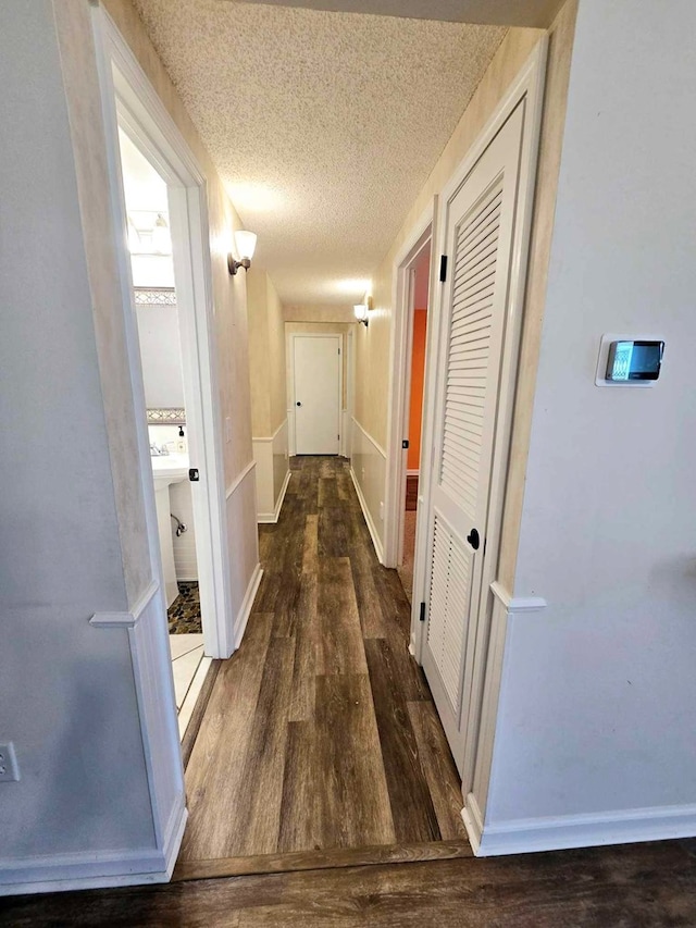 653 Honeysuckle Hills Rd, Ozark, AL 36360 - hall with wood finished floors, a textured ceiling, and baseboards