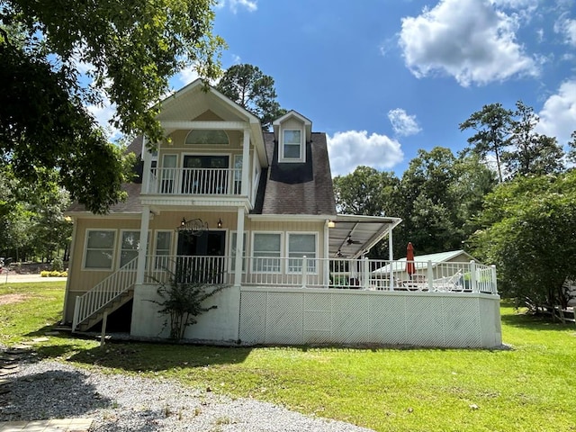 view of front of property featuring a front yard and a porch