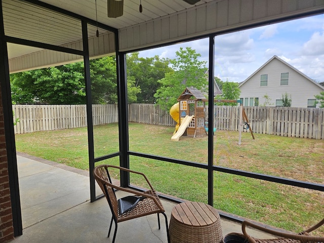 sunroom featuring ceiling fan