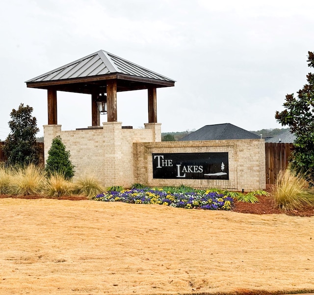 view of community / neighborhood sign