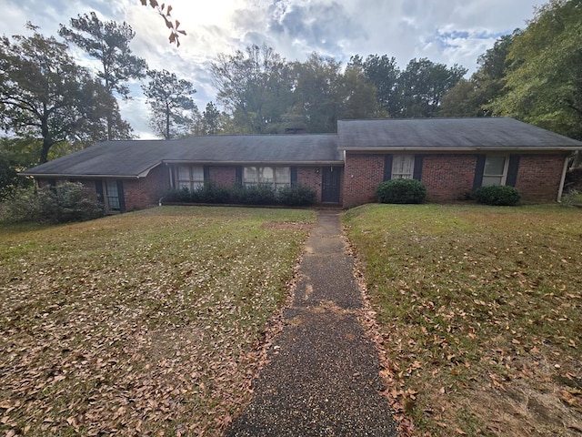 single story home with a front lawn