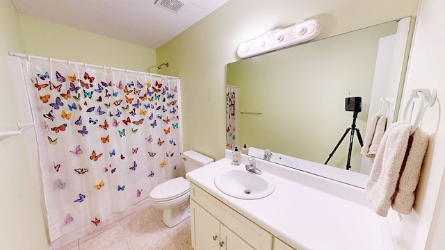 full bathroom with curtained shower, visible vents, toilet, and vanity