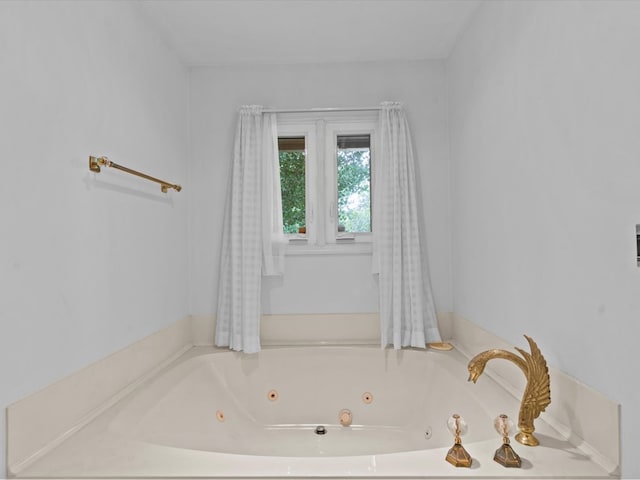 205 W Sand Creek Rd, Enterprise, AL 36330 - bathroom featuring a jetted tub