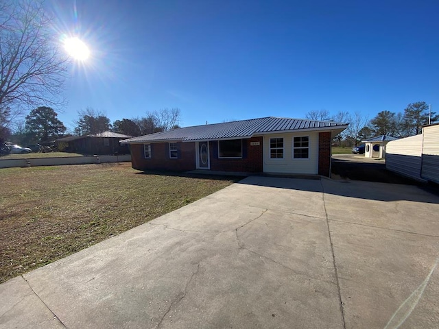 single story home featuring a front lawn