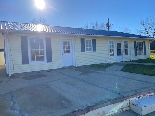 view of front of property featuring a patio