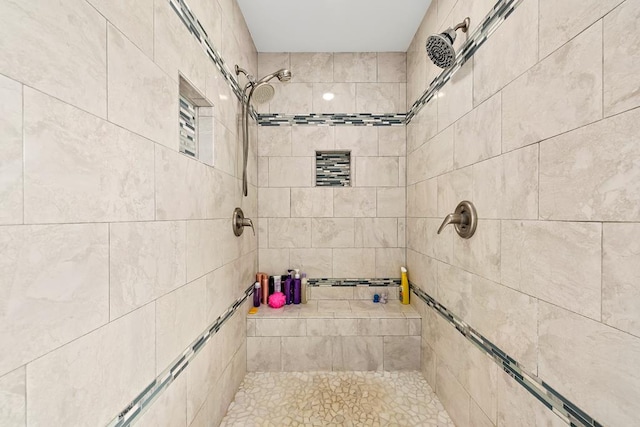 full bathroom featuring tiled shower