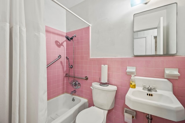 702 Highland St, Dothan, AL 36301 - full bath featuring a sink, toilet, shower / tub combo with curtain, tile walls, and a wainscoted wall