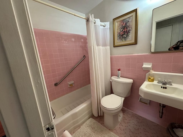 702 Highland St, Dothan, AL 36301 - full bath featuring toilet, shower / bath combo, tile walls, a wainscoted wall, and a sink
