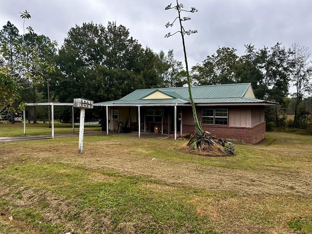 view of front of home featuring a front yard