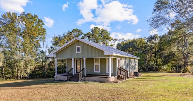 view of front of property featuring a front lawn, a porch, and central AC