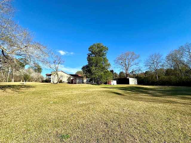 view of yard with an outbuilding