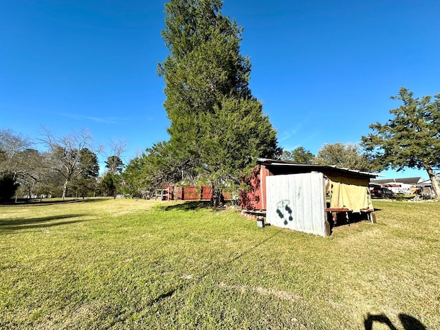 view of yard with an outbuilding