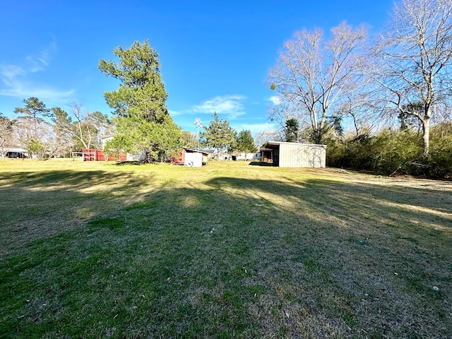 view of yard featuring an outdoor structure and a pole building