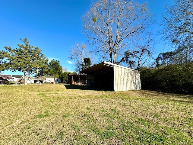 view of yard with an outbuilding