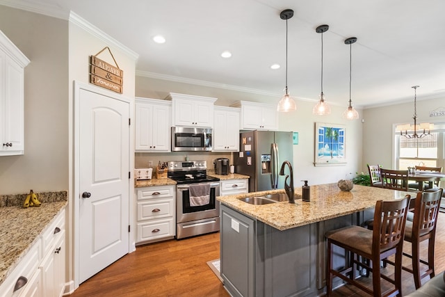 465 Choc Hill Rd, Dothan, AL 36303 - kitchen with appliances with stainless steel finishes, crown molding, a center island with sink, a chandelier, and a kitchen breakfast bar