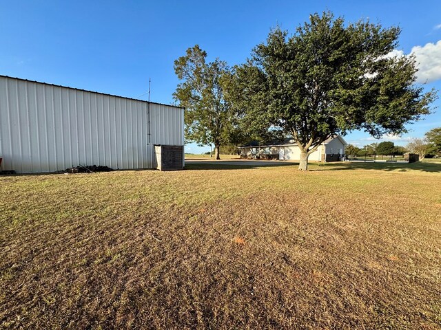 view of yard with an outdoor structure