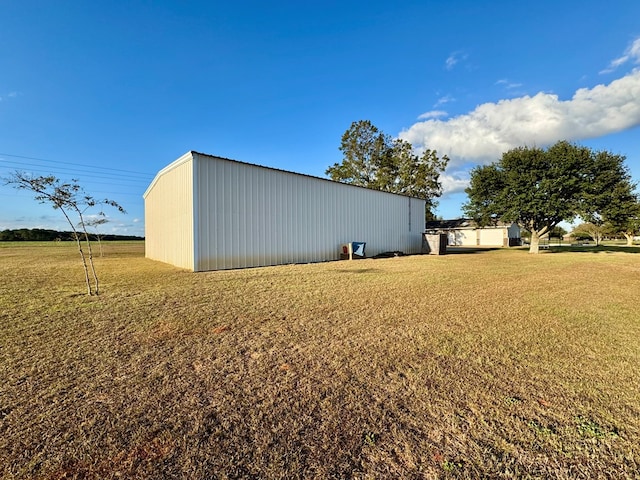 view of yard with an outbuilding