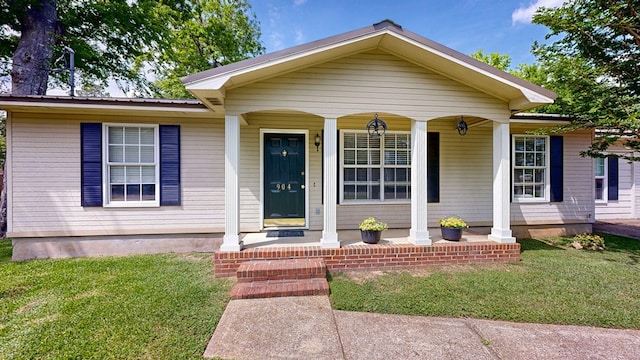 view of front of home with a porch and a front lawn