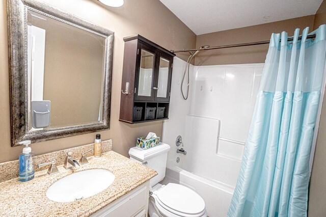 full bathroom with toilet, vanity, and shower / bath combo