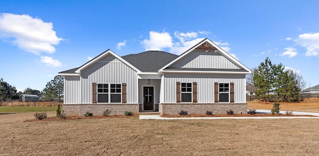 view of front of house featuring a front yard