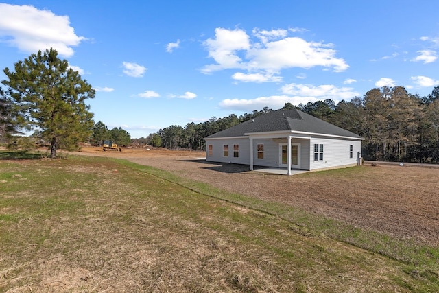 view of front of property featuring a patio and a front lawn