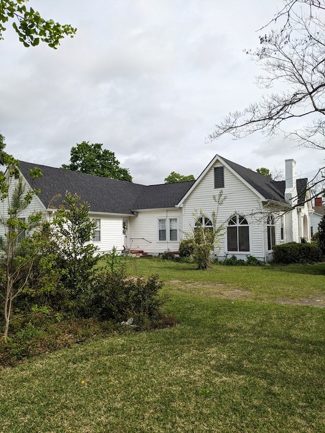 single story home with a front lawn