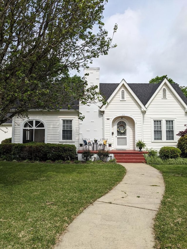 view of front facade with a front lawn