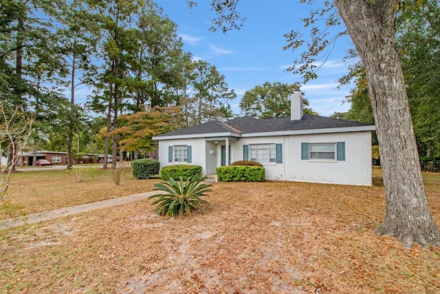 single story home with a front yard