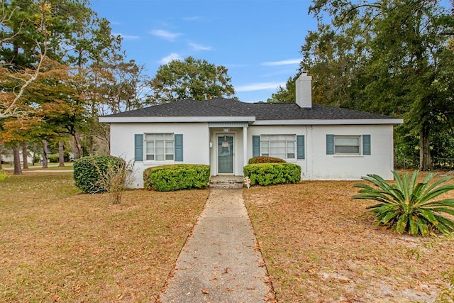 view of front of property with a front yard