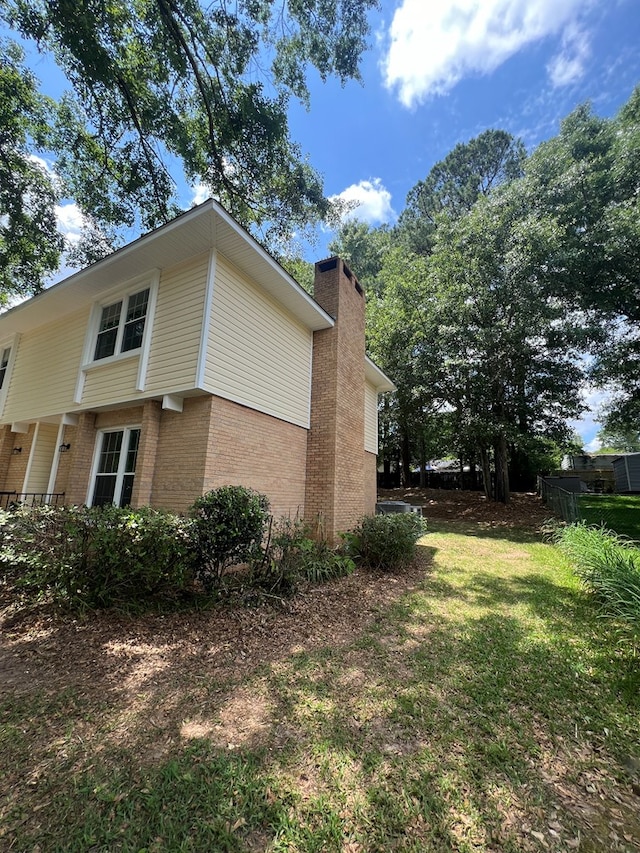 view of side of property featuring a lawn