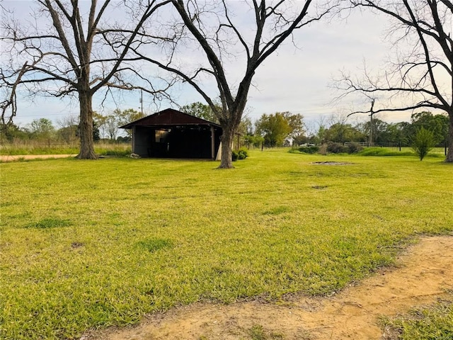 view of yard featuring a pole building and an outbuilding