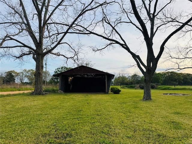 view of yard with an outbuilding and an outdoor structure