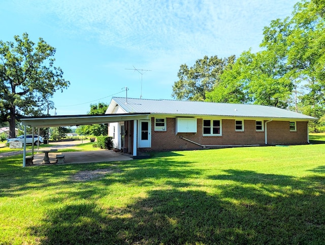 602 Cobb Rd, Dothan, AL 36301 - view of front of property featuring brick siding, a front yard, and a carport