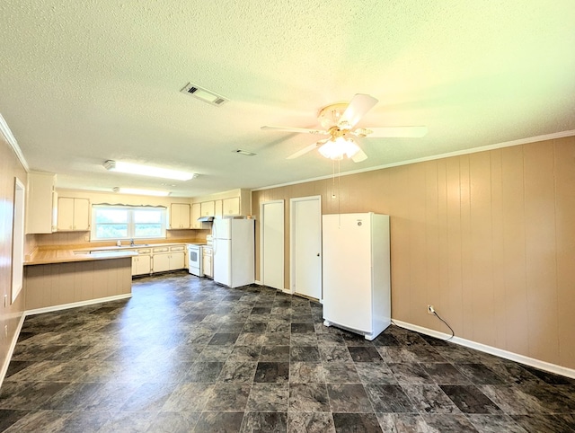 602 Cobb Rd, Dothan, AL 36301 - kitchen with freestanding refrigerator, stove, ceiling fan, a textured ceiling, and a peninsula