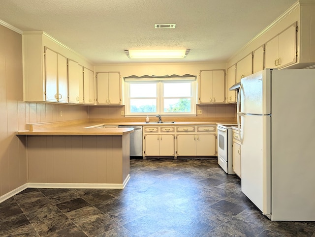 602 Cobb Rd, Dothan, AL 36301 - kitchen featuring white appliances, a peninsula, light countertops, under cabinet range hood, and a textured ceiling