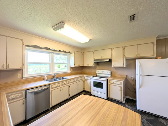 602 Cobb Rd, Dothan, AL 36301 - kitchen featuring white appliances, under cabinet range hood, light countertops, crown molding, and a textured ceiling