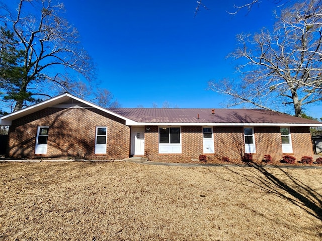 ranch-style house featuring a front yard