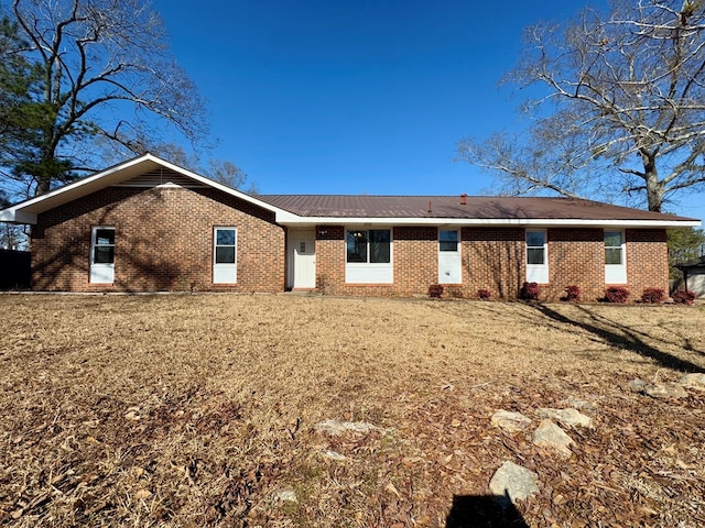 view of front of property featuring a front lawn