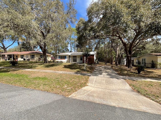 view of front facade with driveway and a front lawn