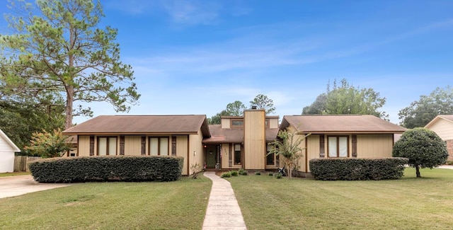 view of front of home featuring a front yard