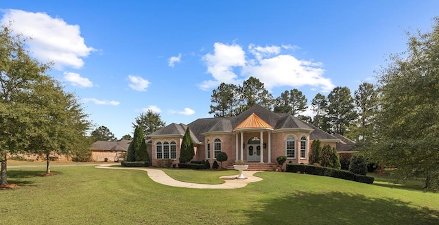 view of front facade featuring a front lawn