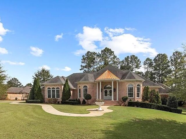 view of front of property featuring a front yard