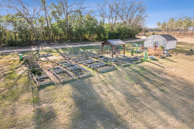 view of yard featuring an outbuilding