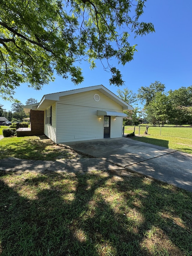 629 Coe Dairy Rd, Dothan, AL 36301 - view of side of property featuring a lawn and concrete driveway