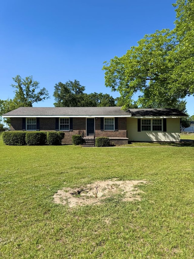 629 Coe Dairy Rd, Dothan, AL 36301 - ranch-style home featuring a front lawn and brick siding