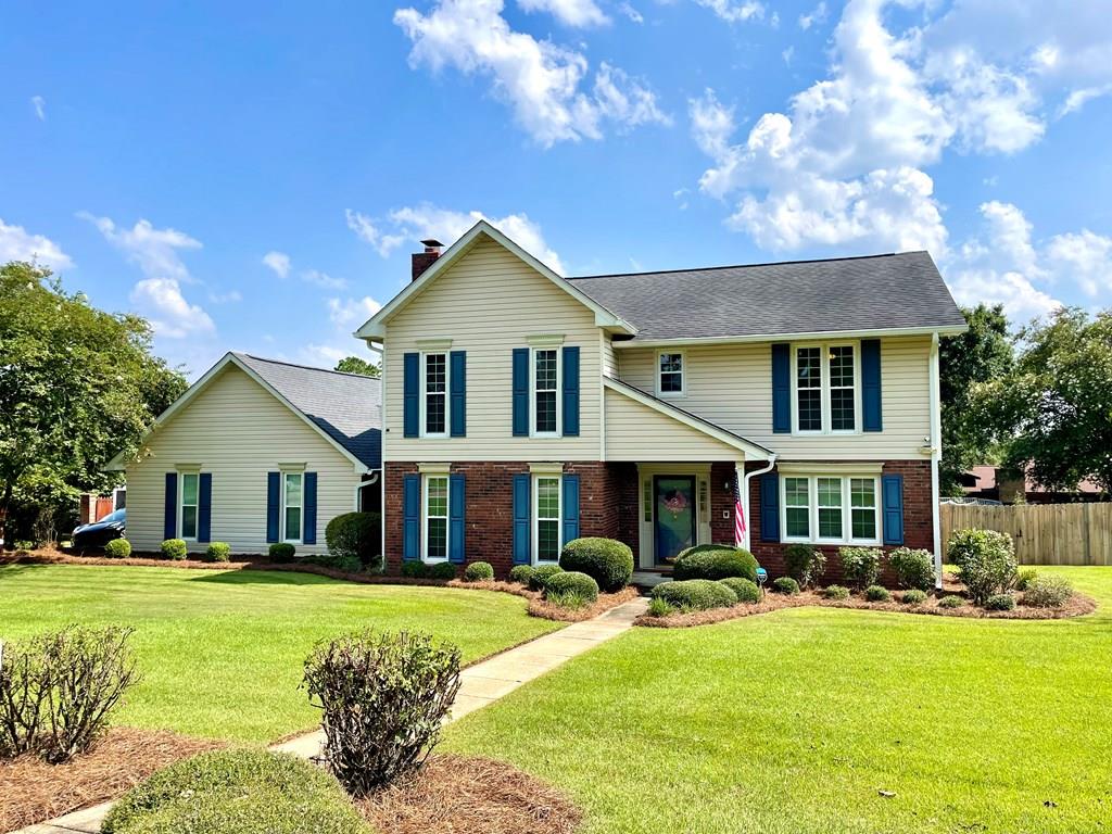 view of front of house with a front lawn