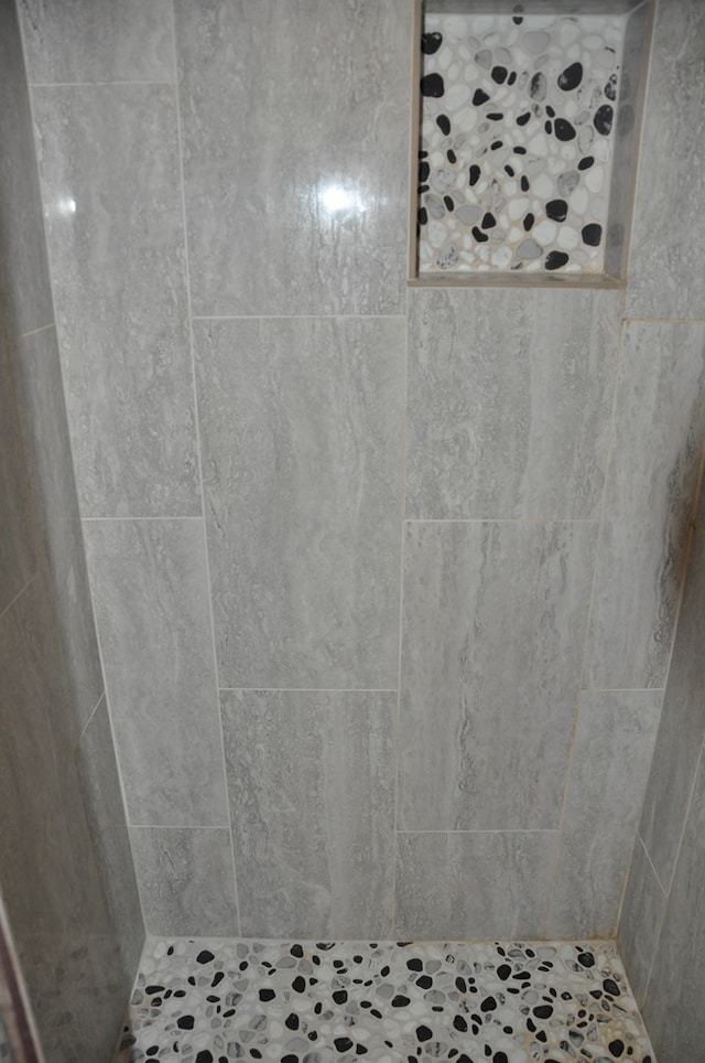 bathroom featuring tiled shower