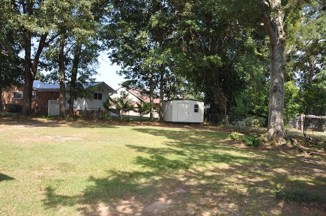 view of yard featuring a storage unit