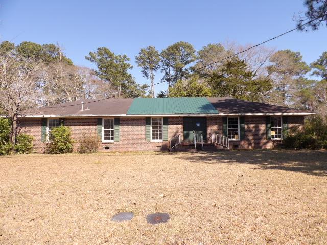 view of front of property with brick siding and a front lawn